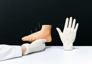 découvrez l'acupression, une technique de médecine traditionnelle chinoise qui utilise la pression des doigts sur des points spécifiques du corps pour soulager le stress, améliorer la circulation et favoriser le bien-être général. apprenez comment cette méthode naturelle peut transformer votre santé.