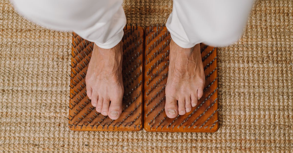 découvrez l'acupressure, une pratique de médecine traditionnelle qui utilise la pression sur des points spécifiques du corps pour soulager le stress, améliorer la circulation et favoriser le bien-être général. apprenez les techniques essentielles et leurs bienfaits pour une meilleure santé.
