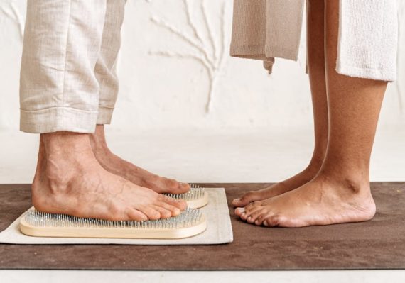 découvrez les bienfaits du tapis d'acupression pour soulager le stress, améliorer la circulation sanguine et favoriser la détente. idéal pour une relaxation à domicile, cet outil de bien-être allie confort et efficacité pour un moment de plaisir. explorez les vertus de l'acupression dès aujourd'hui !