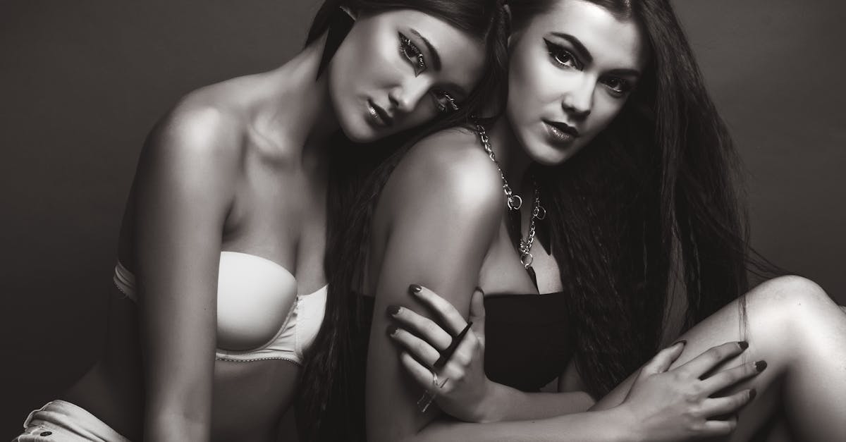 découvrez notre collection de lingerie élégante et séduisante. que vous cherchiez du confort au quotidien ou une touche de glamour pour une occasion spéciale, nos pièces s'adaptent à toutes les morphologies et à tous les styles. offrez-vous une expérience de luxe et d'assurance avec notre lingerie raffinée.