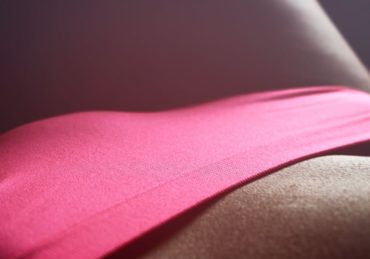 découvrez notre collection de lingerie raffinée et élégante, alliant confort et séduction. explorez des ensembles variés, des matières délicates et des styles adaptés à toutes les silhouettes. réveillez votre féminité avec notre sélection de dessous enchanteurs.