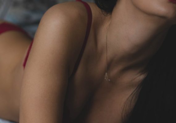 découvrez notre collection raffinée de lingerie, alliant élégance et confort. des ensembles séduisants aux dessous chics, faites de chaque moment un instant spécial avec nos pièces de qualité.
