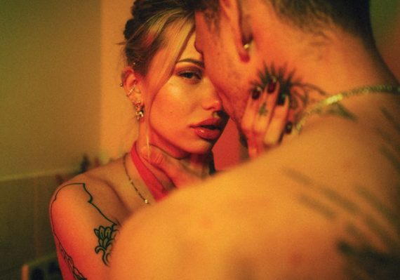 découvrez l'univers des faux piercings qui vous permettent d'adopter des looks audacieux sans engagement. explorez notre collection tendance alliant style et confort, idéale pour celles et ceux qui souhaitent varier leur apparence à moindre coût.