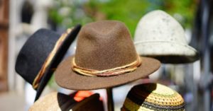 découvrez notre vaste sélection de chapeaux tendance : casquettes, bérets, panamas et bien plus encore. trouvez le style parfait qui complétera toutes vos tenues, tout en protégeant du soleil et en ajoutant une touche d'élégance à votre look.