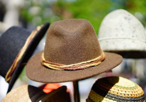 découvrez notre vaste sélection de chapeaux tendance : casquettes, bérets, panamas et bien plus encore. trouvez le style parfait qui complétera toutes vos tenues, tout en protégeant du soleil et en ajoutant une touche d'élégance à votre look.