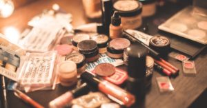 découvrez notre organiseur de maquillage, l'accessoire parfait pour garder vos cosmétiques bien rangés et à portée de main. avec des compartiments ajustables et un design élégant, il simplifie votre routine beauté tout en ajoutant une touche de style à votre espace. adoptez l'ordre dans votre trousse de maquillage dès aujourd'hui !