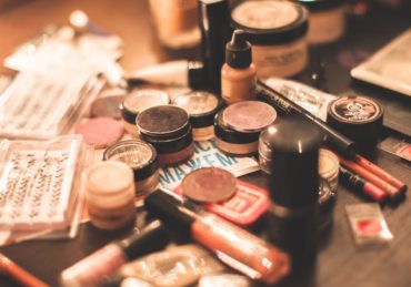 découvrez notre organiseur de maquillage, l'accessoire parfait pour garder vos cosmétiques bien rangés et à portée de main. avec des compartiments ajustables et un design élégant, il simplifie votre routine beauté tout en ajoutant une touche de style à votre espace. adoptez l'ordre dans votre trousse de maquillage dès aujourd'hui !
