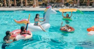 découvrez notre sélection de bouées et flotteurs de piscine, parfaits pour profiter pleinement de vos journées ensoleillées. confort, style et fun au rendez-vous pour petits et grands !