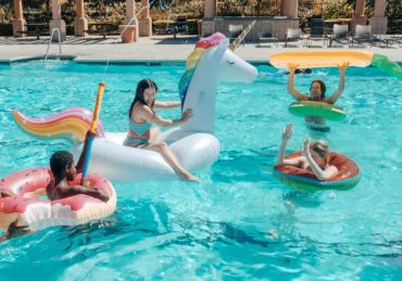 découvrez notre sélection de bouées et flotteurs de piscine, parfaits pour profiter pleinement de vos journées ensoleillées. confort, style et fun au rendez-vous pour petits et grands !