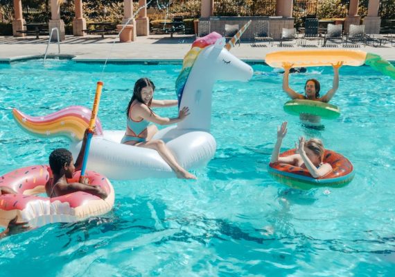 découvrez notre sélection de bouées et flotteurs de piscine, parfaits pour profiter pleinement de vos journées ensoleillées. confort, style et fun au rendez-vous pour petits et grands !