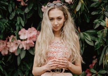 découvrez les tendances de la mode estivale : robes légères, maillots de bain stylés et accessoires incontournables pour un été fashion et plein de couleurs. inspirez-vous pour créer des looks d'été uniques et élégants!