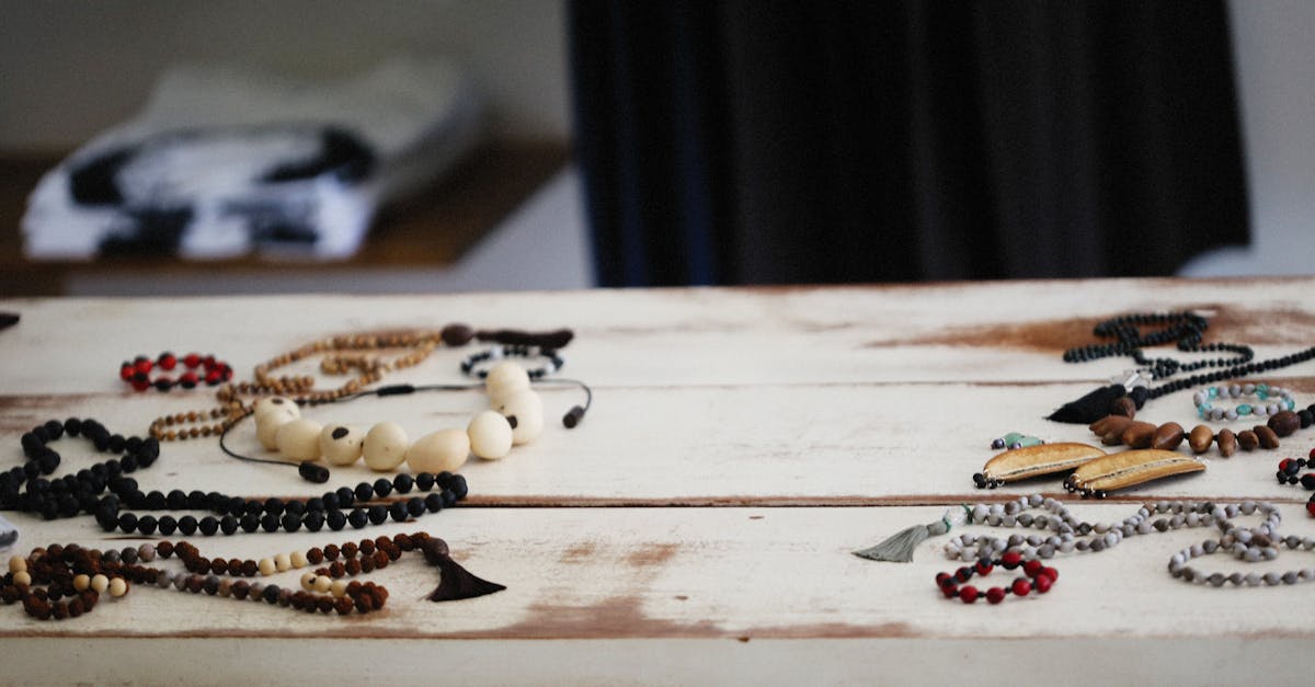 découvrez notre collection unique de bijoux en bois, alliant artisanat traditionnel et design moderne. chaque pièce est conçue avec soin pour offrir un style naturel et élégant, parfait pour toutes les occasions.