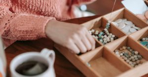 découvrez notre collection unique de bijoux en bois, alliant artisanat traditionnel et designs modernes. chaque pièce est créée avec soin pour sublimer votre style tout en respectant l'environnement. idéal pour les amateurs de mode éthique et durable.