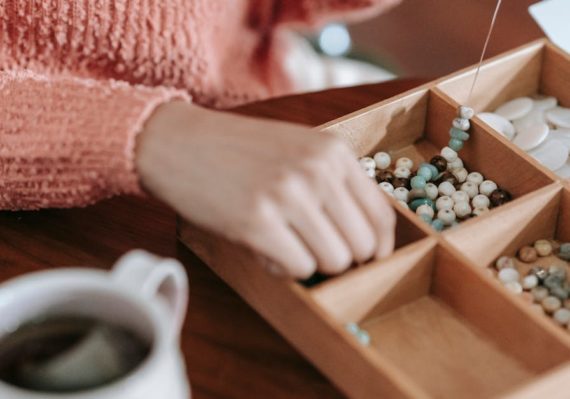 découvrez notre collection unique de bijoux en bois, alliant artisanat traditionnel et designs modernes. chaque pièce est créée avec soin pour sublimer votre style tout en respectant l'environnement. idéal pour les amateurs de mode éthique et durable.