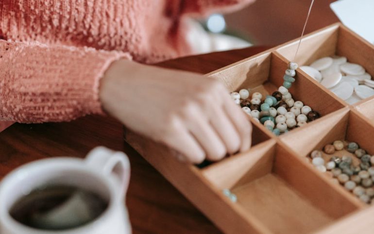 découvrez notre collection unique de bijoux en bois, alliant artisanat traditionnel et designs modernes. chaque pièce est créée avec soin pour sublimer votre style tout en respectant l'environnement. idéal pour les amateurs de mode éthique et durable.